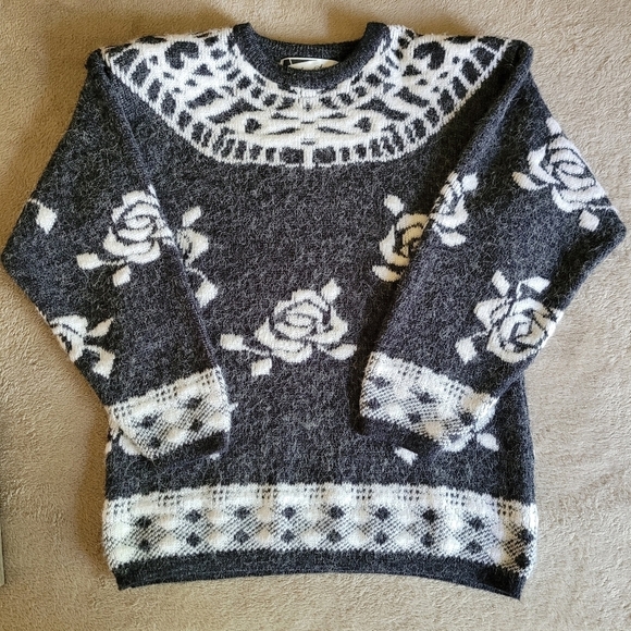 Vintage Sams Souci grey and white rose sweater size small​ - Picture 3 of 11